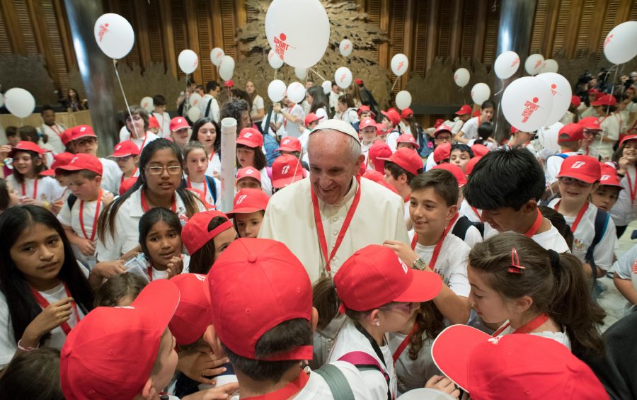 Vaticano, 3 giugno 2017.
Papa Francesco riceve nell'atrio dell'Aula Paolo VI i partecipanti al Treno dei Bambini con il card. Gianfranco Ravasi